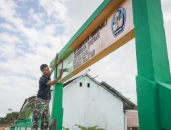 Satgas TMMD Laksanakan Pengecatan Papan Nama SD Negeri Polewali