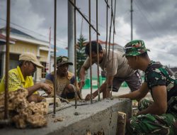Gotong Royong Warga Desa Umbele dan Satgas TMMD Bangun Gapura sebagai Simbol Kehadiran TMMD