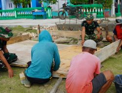 Satgas TMMD Bersama Masyarakat Bangun Gapura TMMD di Desa Umbele