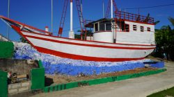 Pengecatan Miniatur Perahu Kayu di Desa Umbele Telah Selesai