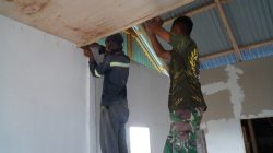 Satgas TMMD Pasang Plafon RTLH Milik Ibu Samsiah di Desa Umbele