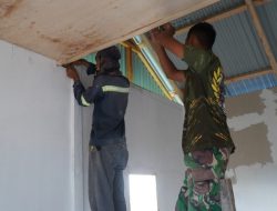 Satgas TMMD Pasang Plafon RTLH Milik Ibu Samsiah di Desa Umbele
