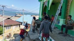 Gotong Royong Satgas TMMD dan Masyarakat Cor Tangga di Lokasi Manunggal Air Bersih