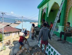 Gotong Royong Satgas TMMD dan Masyarakat Cor Tangga di Lokasi Manunggal Air Bersih