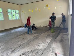 Sinergitas Satgas TMMD dan Masyarakat Percepat Pengecoran Lantai SDN Polewali