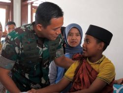 Senyuman Tulus Danbrigif TP 32/Mangkalihat, Temani Kebahagiaan Anak-anak di Sunatan Massal