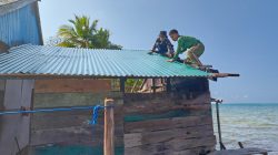 Di Luar Sasaran TMMD, Satgas Bantu Masyarakat Pasang Atap Seng Dapur Rumah