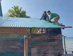Di Luar Sasaran TMMD, Satgas Bantu Masyarakat Pasang Atap Seng Dapur Rumah