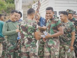 Jaga Kebugaran, Satgas TMMD Ke-129 Bagikan Minuman kepada Anggota