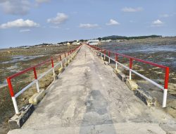 Pengecatan Dermaga Desa Umbele Rampung, Fasilitas Umum Tampak Lebih Baik