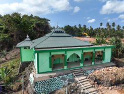 Satgas TMMD Ke-129 Laksanakan Pengecatan Masjid di Desa Polewali