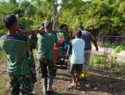 Satgas TMMD Bersama Masyarakat Gotong Royong Memikul Mesin Air untuk Program Manunggal Air