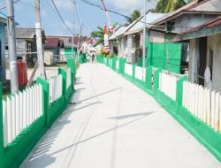 Pengecatan Pagar Empat Desa Kepulauan Umbele Rampung, Lingkungan Semakin Rapi dan Indah
