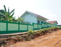 Pengecatan Pagar SDN Polewali Rampung, Kepala Sekolah Sampaikan Apresiasi kepada Satgas TMMD