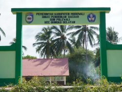 Satgas TMMD Laksanakan Pengecatan Papan Nama SDN Polewali