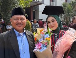 ISRI AL-IQNA SAPUTRI, SH. Putri Bungsu Pimpinan Redaksi Suara Kita News Raih Gelar Sarjana Hukum di University Negeri UNSIKA.