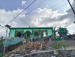 Satgas TMMD Bantu Pengecoran Lantai Masjid di Luar Sasaran TMMD