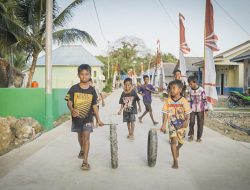 Senyum Ceria Anak-Anak Nikmati Jalan Rabat Beton di Desa Polewali Dari Satgas TMMD