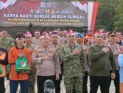 HUT ke-81 RI, Kodim Depok Bersihkan 600 Meter Sungai Kali Baru Timur