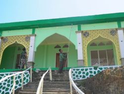 Pengecatan Masjid Desa Polewali Terus Dikebut Satgas TMMD Ke-129 Kodim 1311/Morowali