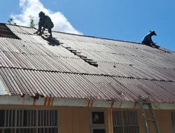 Satgas TMMD dan Warga Tetap Semangat Pasang Atap SMP Negeri Umbele di Tengah Terik Matahari