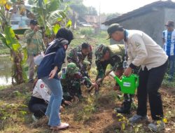 Satgas Citarum Harum Sektor 2 Tanam Pohon Buah di Bantaran Sungai Citarik, Kol Inf Dwi Kristiyanto: Jaga Lingkungan Sekaligus Tingkatkan Manfaat Ekonomi Warga