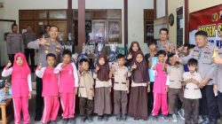 Kapolres Kebumen Bantu Perlengkapan Sekolah 15 Siswa di Sempor