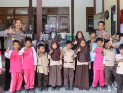 Kapolres Kebumen Bantu Perlengkapan Sekolah 15 Siswa di Sempor