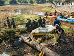 Satgas Citarum Harum Sektor 1 Bersama Unsur Gabungan Bersihkan dan Angkut Gulma di Situ Cisoledas Pangalengan