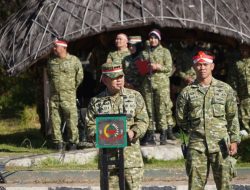 Semarak HUT ke-81 RI, Danrem 062/Tn Pimpin Kirab Bendera Merah Putih di Gunung Papandayan