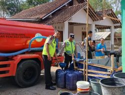Kemarau Panjang, Polsek Buayan dan BPBD Kebumen Salurkan Tiga Tangki Air ke Warga Jogomulyo