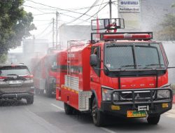 Peduli Kesehatan Warga, Yonarhanud 10/ABC Kerahkan Water Tank Bersihkan Debu Vulkanik