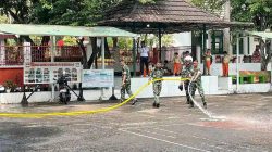 Gerak Cepat Peduli Pendidikan, Prajurit Gagak Hitam Batalyon Arhanud 10/ABC Bersihkan Debu Vulkanik di SD Kartika X-4 Pesanggrahan