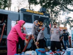 Kemarau Panjang, Polisi Salurkan 8.000 Liter Air Bersih Setiap Hari untuk Warga Asrama dan Sekitar
